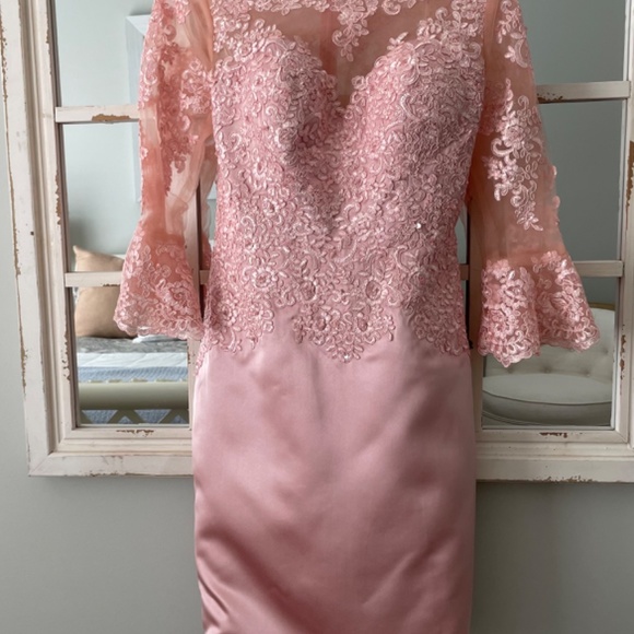 Mother of the bride dress with matching shoes - Picture 5 of 15